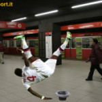 Crisi Milan: Muntari costretto a ballare in metropolitana per pochi euro