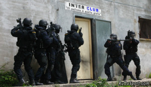 irruzione_inter_club_polizia_fiorentina_pallone_giallo