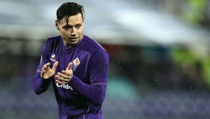 Fiorentina's forward from Argentina Mauro Zarate claps his hands during the Italian Serie A football match Fiorentina vs Carpi at the Artemio Franchi Stadium in Florencde on February 3, 2016. AFP PHOTO / FILIPPO MONTEFORTE / AFP / FILIPPO MONTEFORTE (Photo credit should read FILIPPO MONTEFORTE/AFP/Getty Images)
