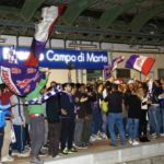 Tifosi viola attendono il Real Madrid a Campo di Marte. È festa fino all’alba.