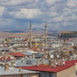 La scoperta: a Sivas ci sono case in mattoni, negozi, ristoranti e banche